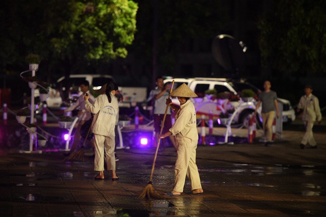 Người lớn, trẻ nhỏ Hà Nội đội mưa khai trương phố đi bộ Trịnh Công Sơn